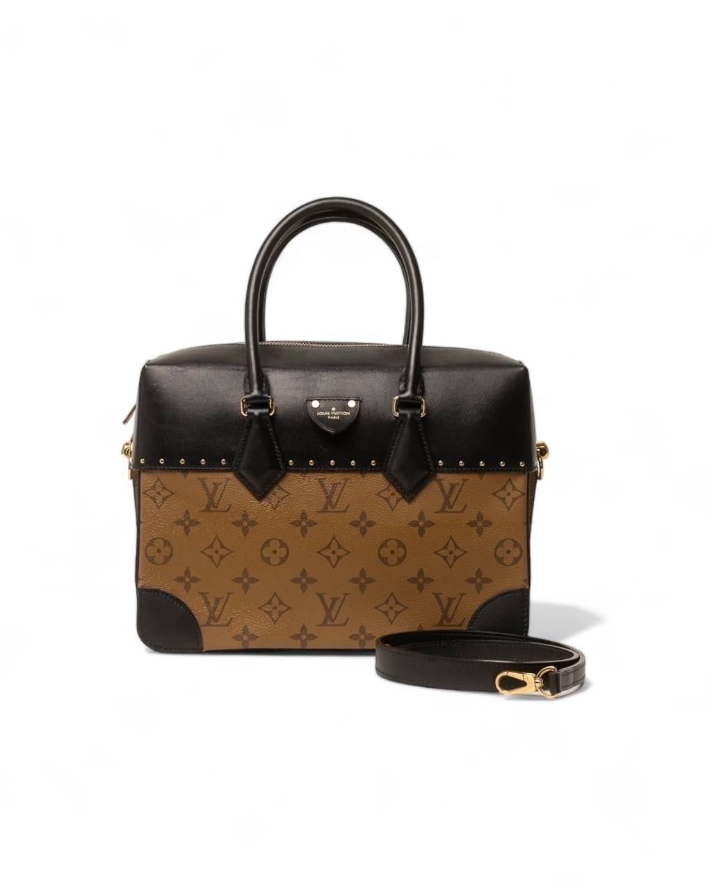 Borsa firmata Louis Vuitton, modello City Malle, realizzata in pelle monogram reverse marrone e nera con hardware dorati. Dotata di una chiusura superiore a zip, internamente rivestita in tessuto scamosciato nero, abbastanza capiente. Munita di