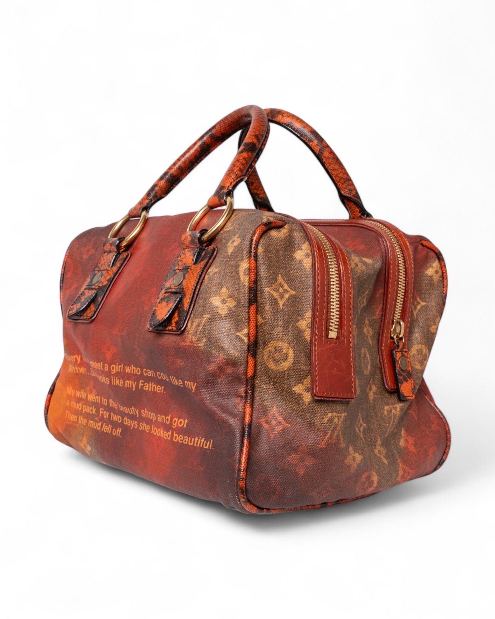 Borsa firmata Louis Vuitton,  Edizione Limitata X Richard Prince, modello Man Crazy, misura MM, realizzata in tela Jokes nella colorazione rossa con inserti in pelle di lucertola che conferiscono un tocco di lusso e originalità e hardware dorati.