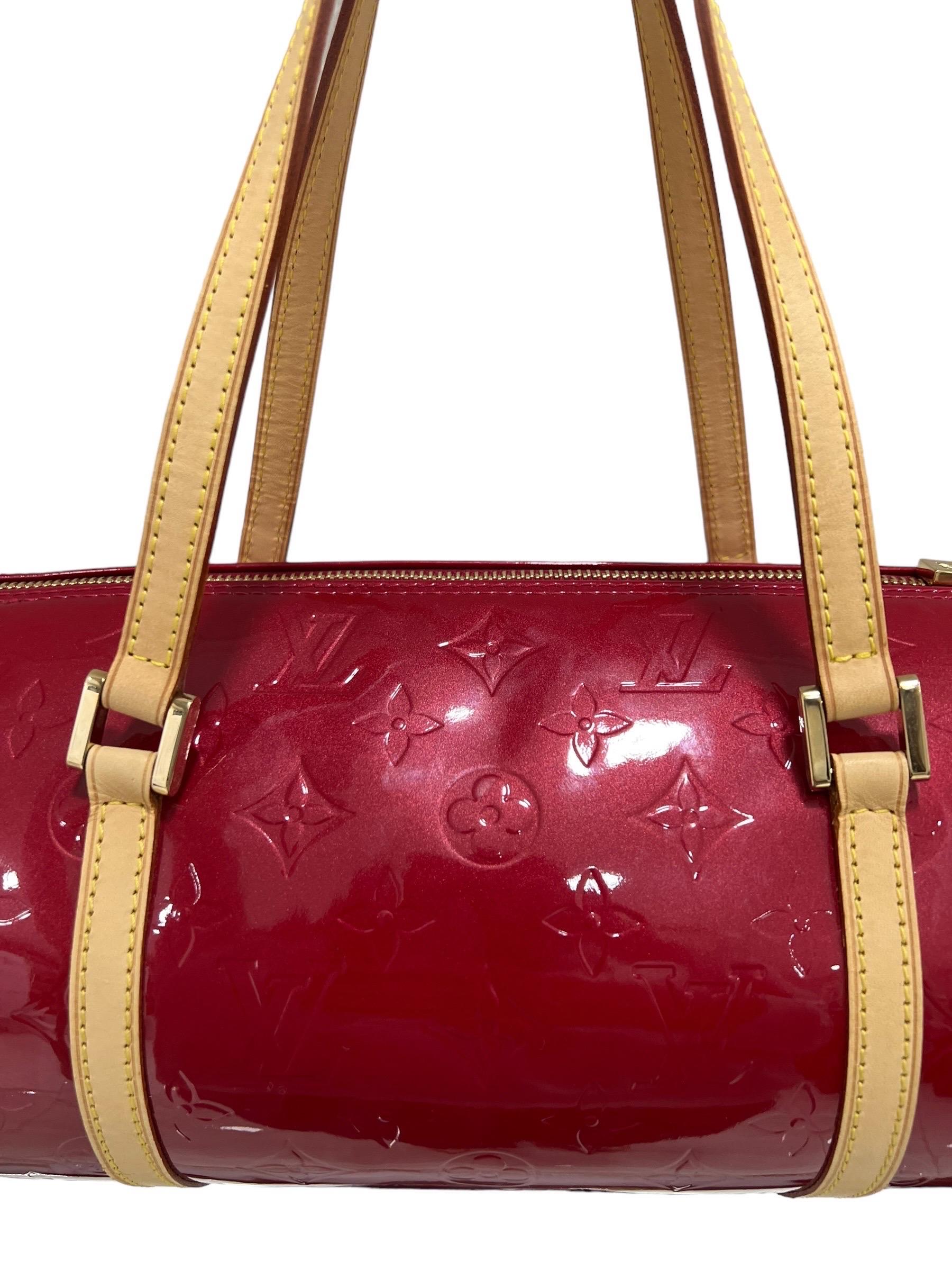 Borsa firmata Louis Vuitton, modello Papillon, misura MM, realizzato in pelle verniciata rossa con rifiniture in vacchetta e hardware dorati. Dotato di una chiusura superiore con zip, internamente rivestito in pelle tono su tono, abbastanza
