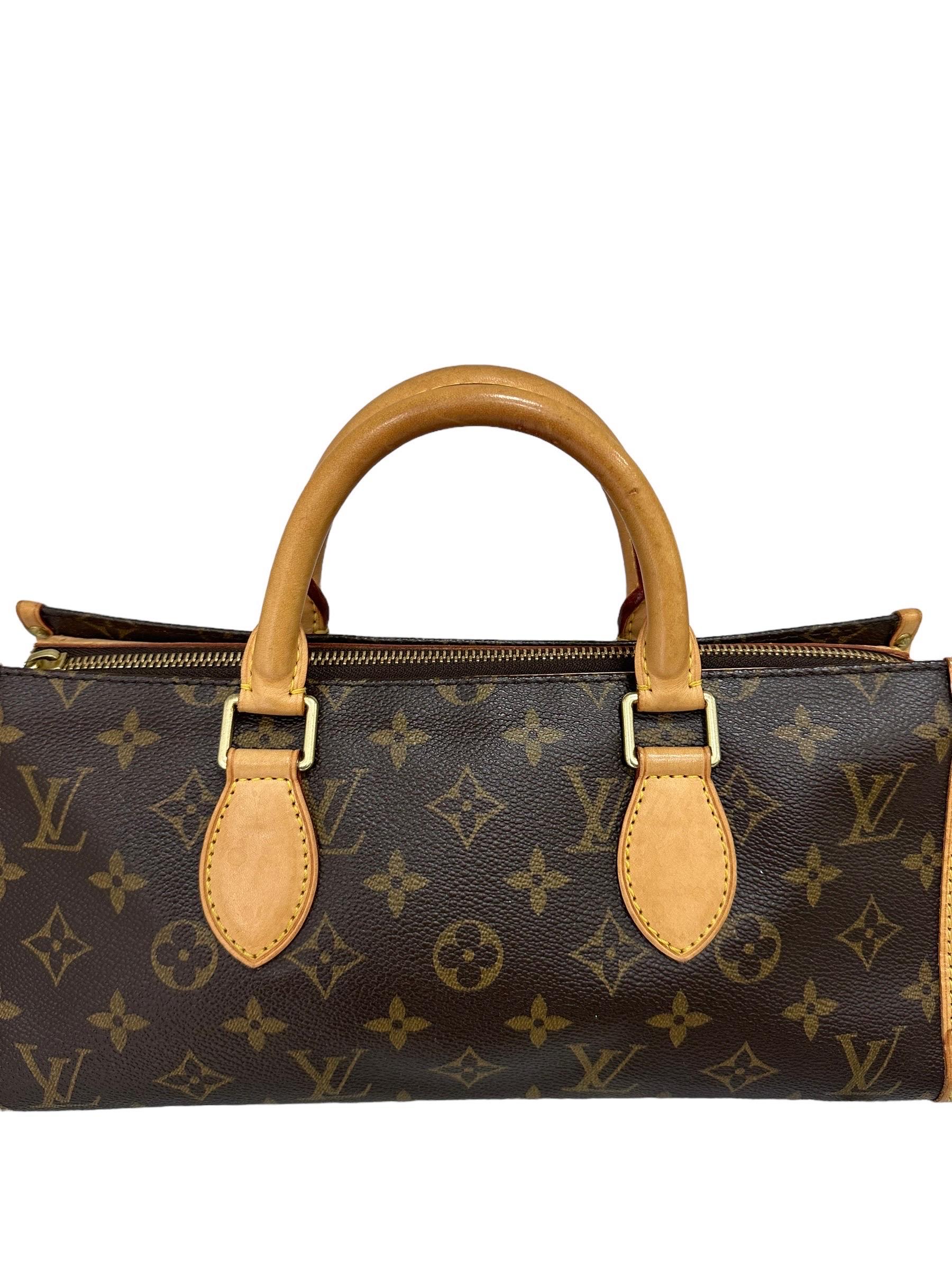 Borsa a mano firmata Louis Vuitton, modello Popincourt, nella misura PM, realizzata in tela marrone nella classica fantasia monogram con inserti in vacchetta e hardware dorati. Doté d'une fermeture supérieure à glissière. Munita di due manici a mano