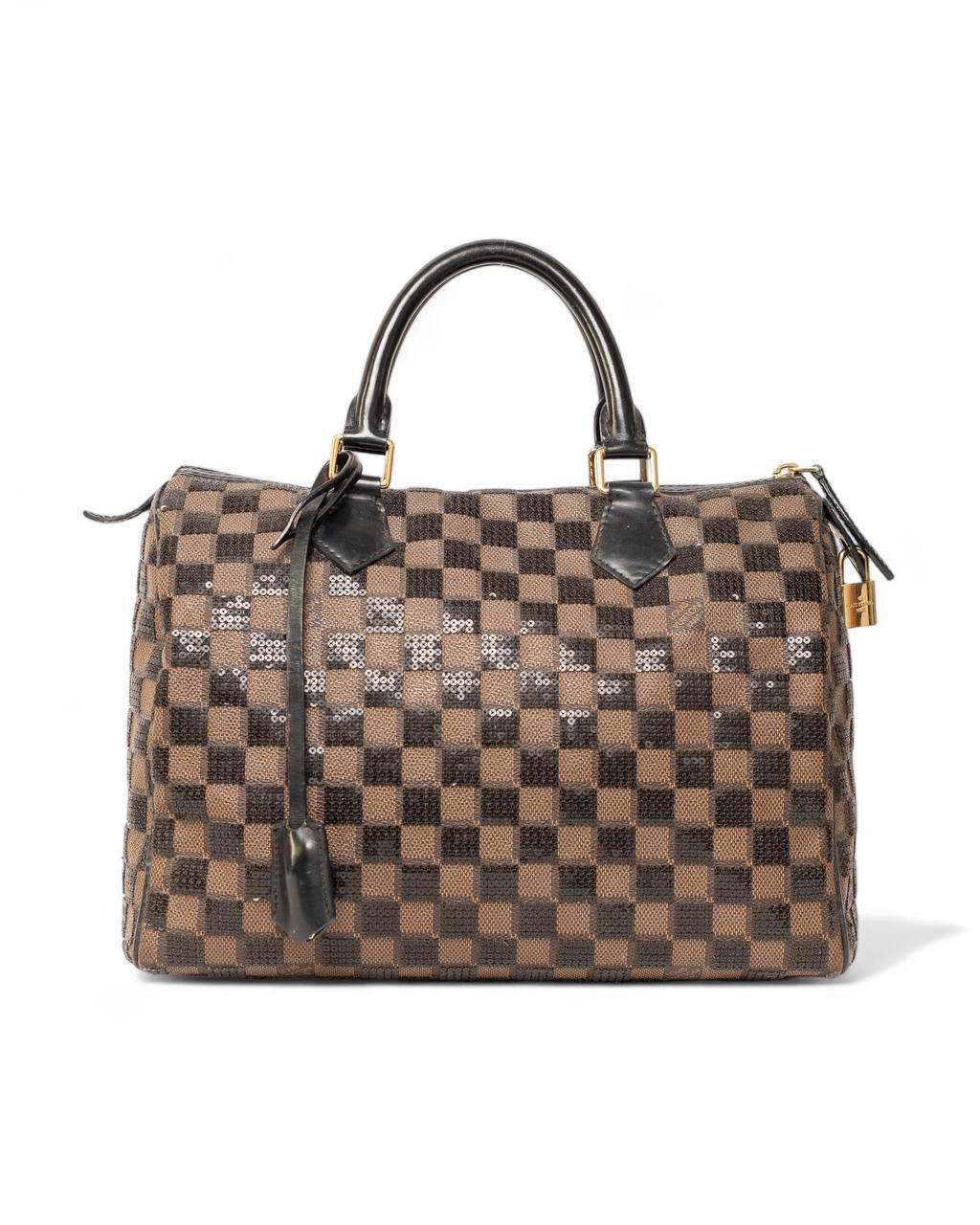 Borsa a mano firmata Louis Vuitton, modello Speedy in edizione limitata collezione 2013, misura 30, realizzato in tela marrone con inserti in pelle e hardware dorati. Dotata di una chiusura superiore con zip, internamente rivestito in tela nera,