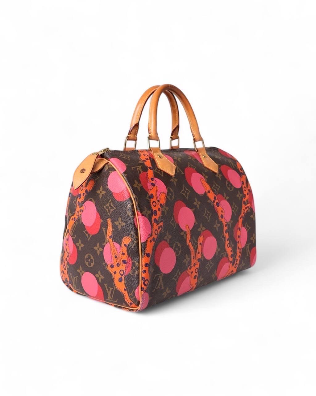 Borsa firmata Louis Vuitton, modello speedy nella misura 30, edizione Limitata. Cette bague associe le design classique des tiroirs Monogram et Monogram granade ramages à un timbre tricolore vivant, créant ainsi un effet de grand impact visuel. Il