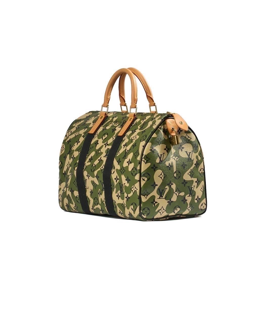 Borsa Louis Vuitton modello Speedy 35, edizione limitata realizzata in collaborazione con l’artista Takashi Murakami. Realizzato in tela monogramouflage nella sofisticata colorazione verde, arricchito da inserti in vacchetta e hardware dorati.