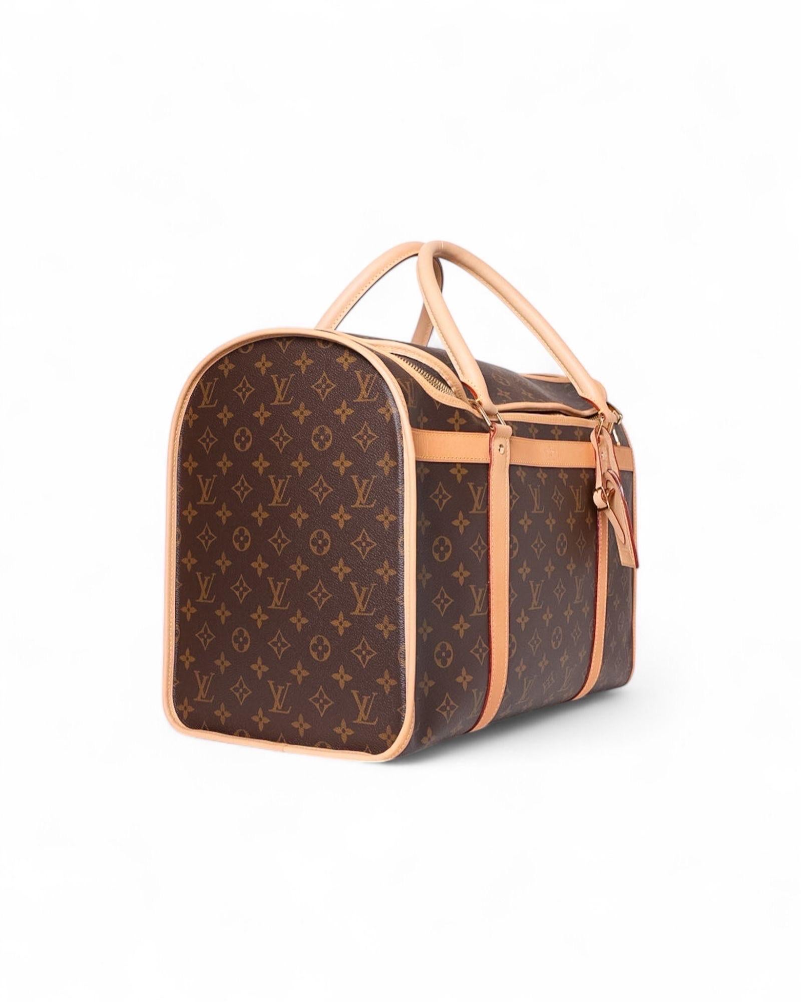 Tasche für Louis Vuitton-Kaninchen, Größe 44, gefertigt aus Maronenleder in Form eines fantastischen Monogramms mit Einsätzen aus Vacchetta und verschnörkelten Beschlägen, innen mit Maronenleder umwickelt und mit einem Mittelstreifen versehen.