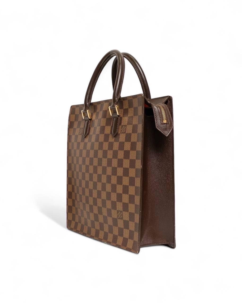 Borsa firmata Louis Vuitton, modello Venice, realizzata in tela marrone in fantasia damier con inserti in pelle tono su tono e hardware dorati. Dotata di una chiusura superiore a zip. Munita di due manici superiori realizzati in pelle, internamente