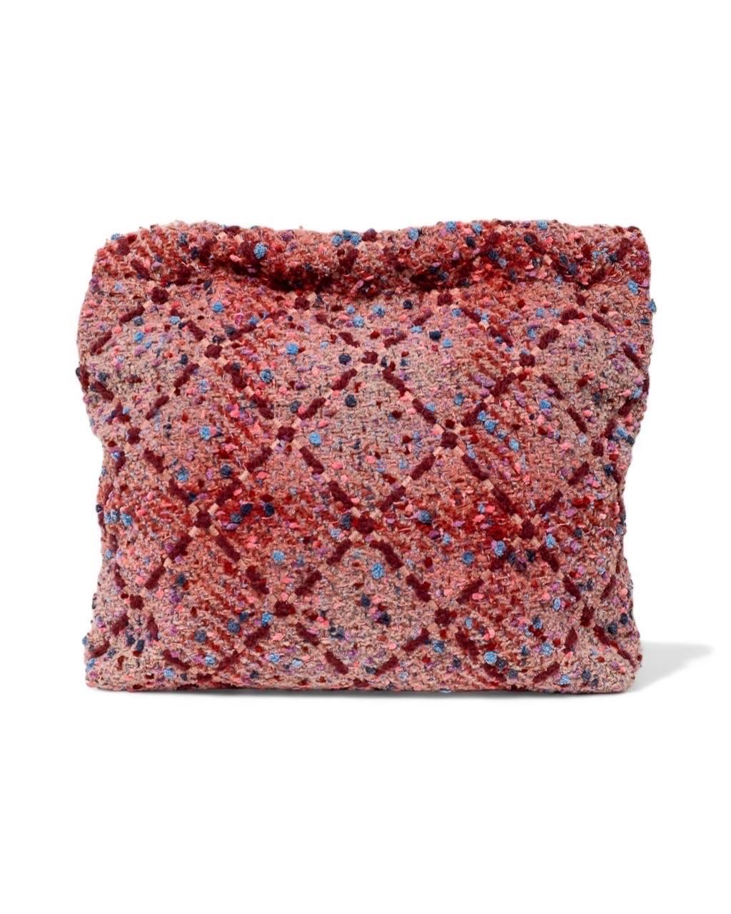 Borsa firmata Chanel, modello 22 Bag, misura Medium, realizzata in tessuto tweed con hardware dorati. Dotata di una chiusura interna con bottone calamitato, internamente rivestita in tessuto nella colorazione prugna con piccola pochette rimovibile.