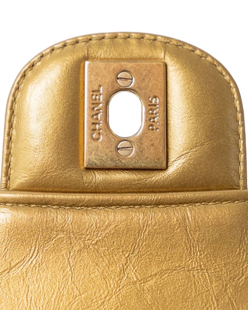 Borsa a spalla Chanel 2.55 Signature CC Paris-Dallas Oro en vente 14