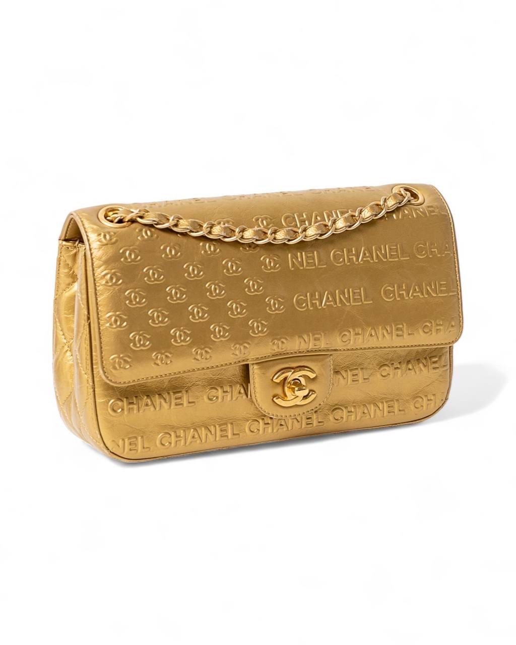 Borsa firmata Chanel, modello 2.55 Paris- Dallas, realizzata in pelle liscia nella colorazione oro con hardware dorati. Doté d'une patte frontale avec chiusura a girello e logo CC, internamente rivestita in pelle tono su tono con presenza di diverse