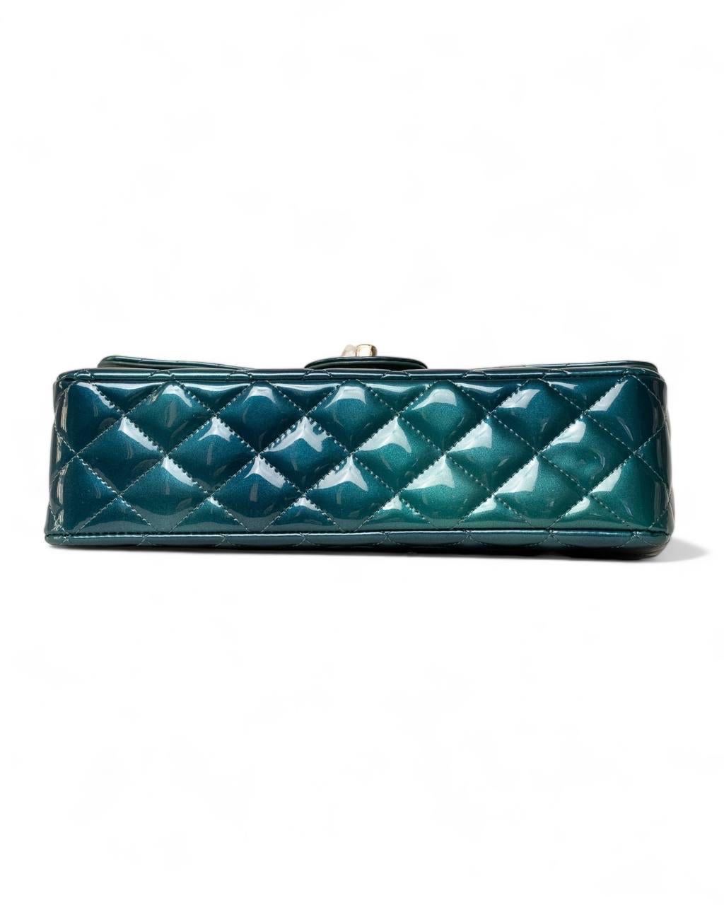 Borsa a Spalla Chanel 2.55 Timeless Vernice Blu Verde en venta 8