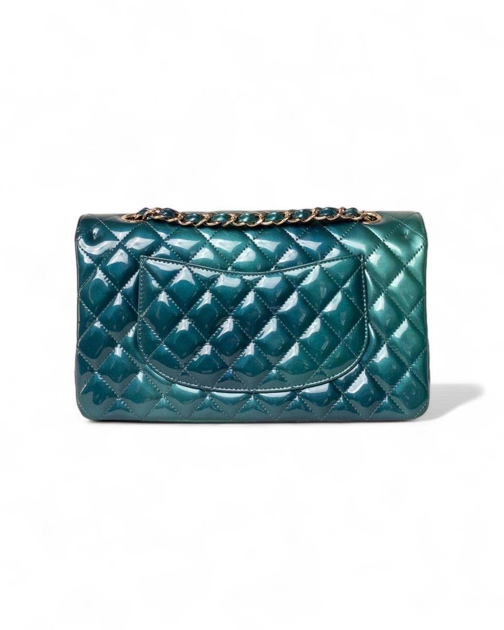 Borsa firmata Chanel, linea Timeless, modello 2.55, realizzata in pelle verniciata verde con sfumature blu e hardware dorati. Dotata di doppia patta, quella superiore con chiusura a girello, quella interna con chiusura a bottone. Munita di una