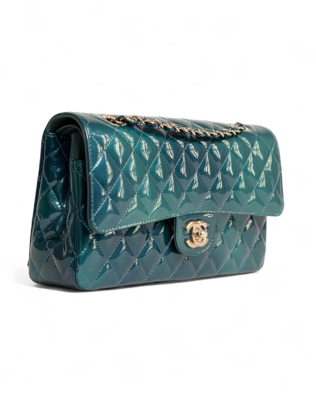 Borsa a Spalla Chanel 2.55 Timeless Vernice Blu Verde en Excelente estado para la venta en Torre Del Greco, IT