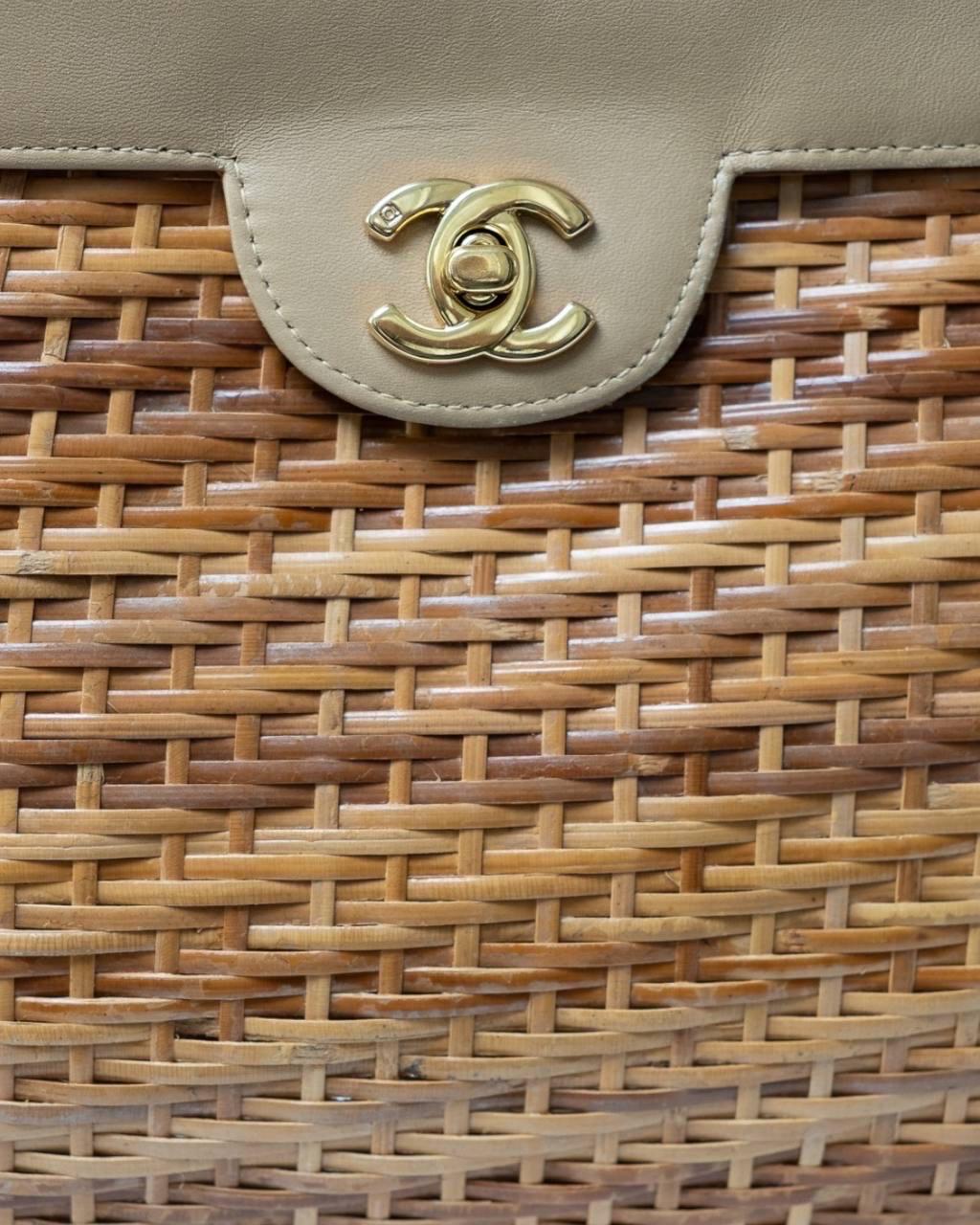 Borsa a spalla Chanel Basket Bag Vimini CC Beige For Sale 9