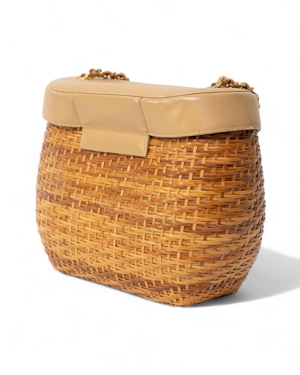 Borsa a spalla Chanel Basket Bag Vimini CC Beige For Sale 5