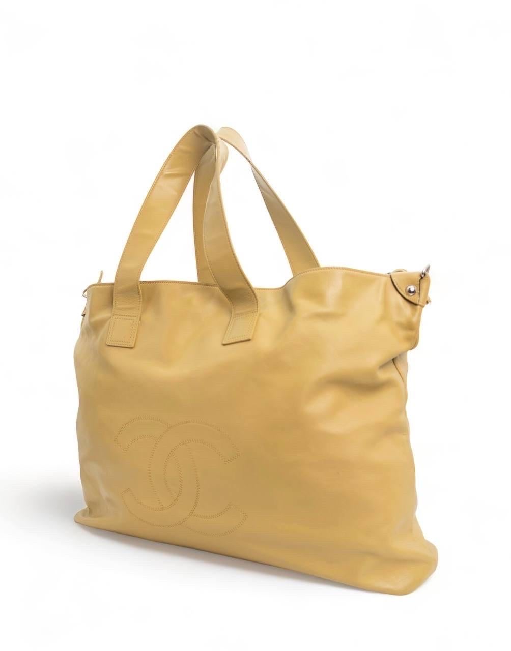 Borsa firmata Chanel, modello shopper con Bigli, realizzata in pelle beige con hardware argento. Munita di due manici centrali in pelle per portare la borsa a spalla e a mano, presente anche una tracolla in catena e tessuto con una piccola tasca a