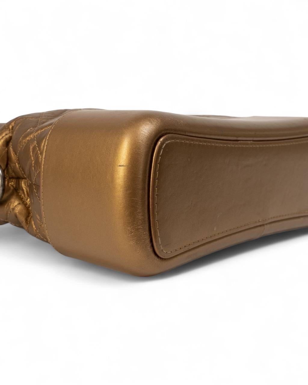 Borsa a spalla Chanel Gabrielle Medium Oro en vente 5