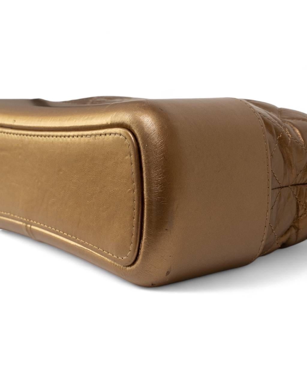 Borsa a spalla Chanel Gabrielle Medium Oro en vente 6