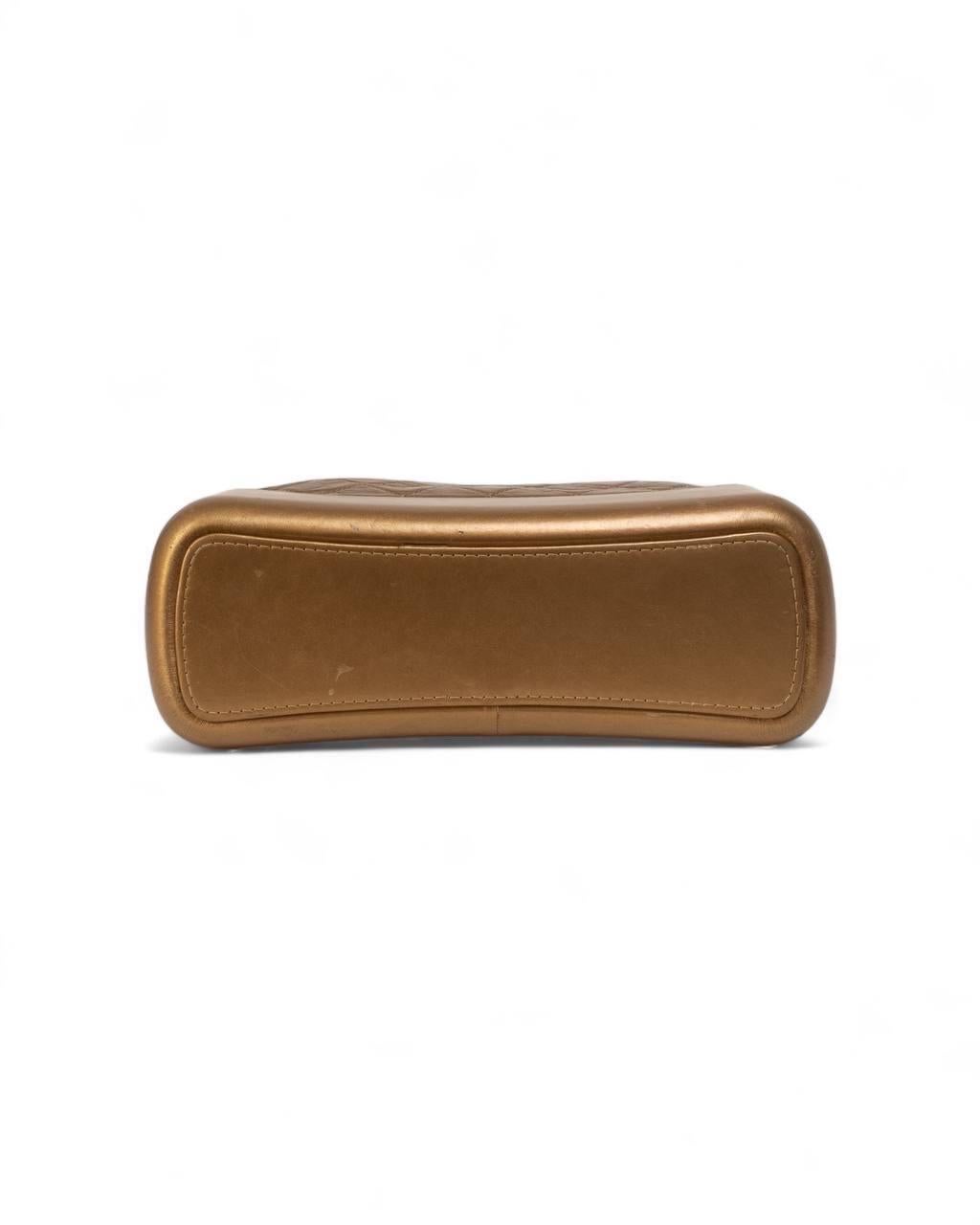 Borsa a spalla Chanel Gabrielle Medium Oro en vente 8