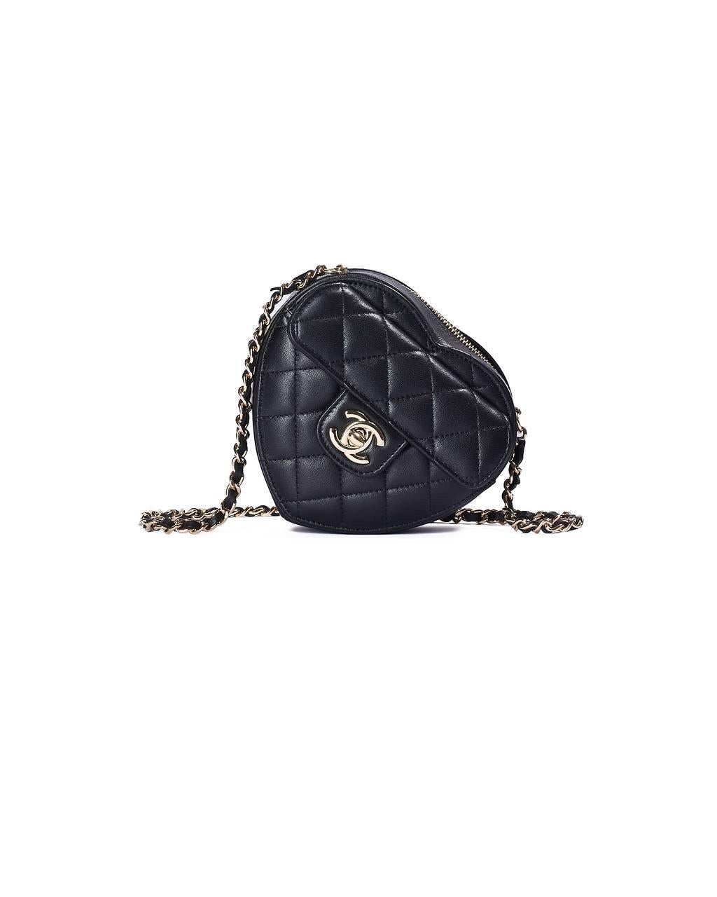 Borsa firmata Chanel, linea Timeless, modello Heart, misura mini, realizzata in pelle trapuntata nella colorazione nera con hardware dorati. Dotata di una chiusura semicircolare con zip, internamente rivestita in tela bordeaux, capiente per