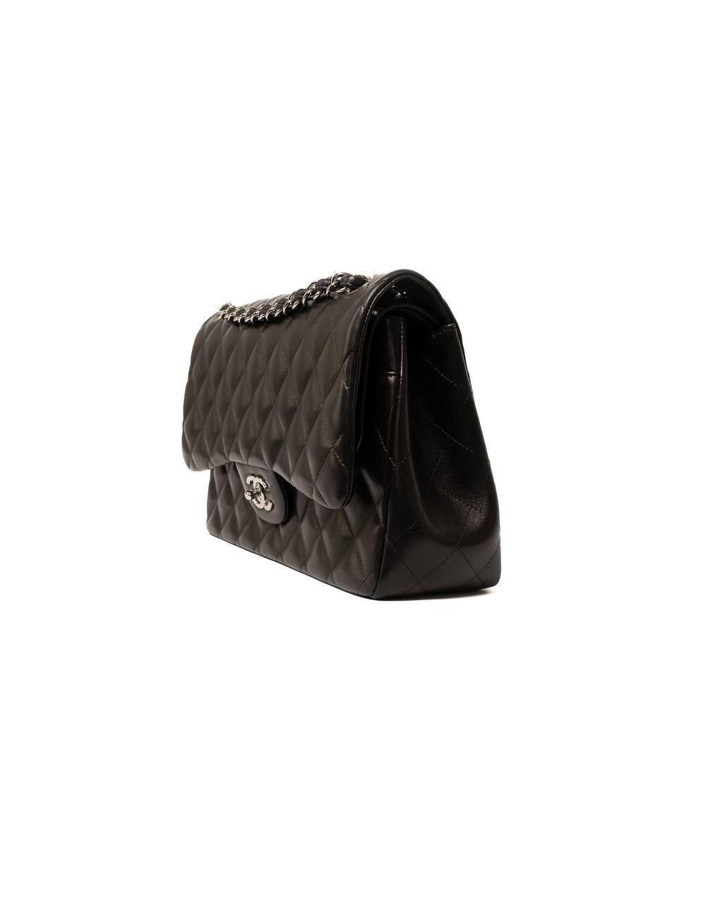 Borsa firmata Chanel, modello Timeless Double Flap, misura Jumbo, realizzata in pelle trapuntata nera con hardware dorati. Dotata di doppia patta, una interna con chiusura a bottone e una esterna con chiusura a girello con classico logo “CC”. Munita