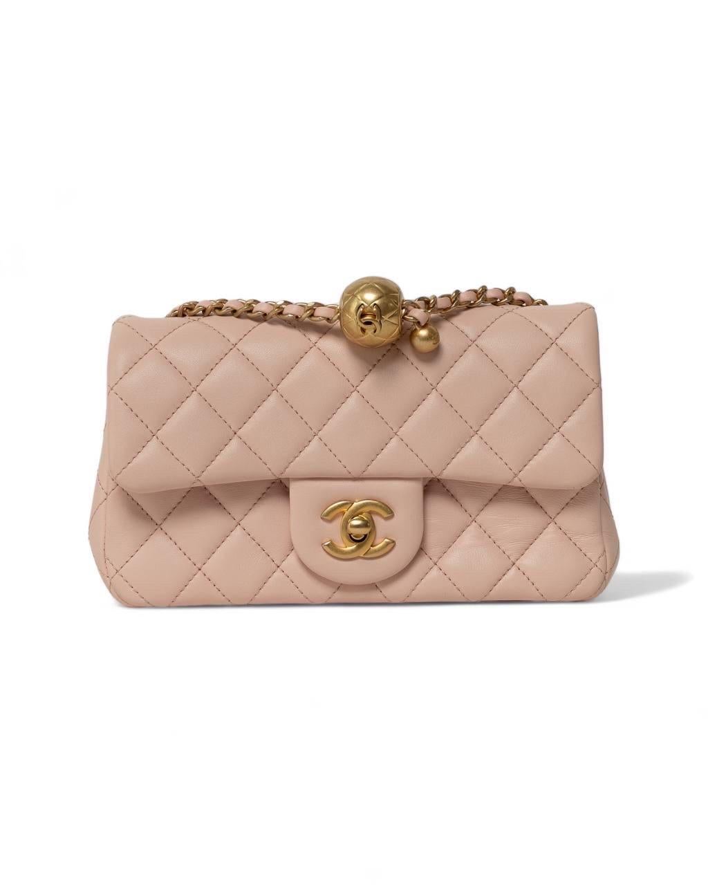 Borsa firmata Chanel, modello Mini Flap Pearl Crush,  misura 19, realizzata in pelle trapuntata liscia nella colorazione rosa con hardware dorati . Doté d'une patte frontale avec un chiusura a girello et le logo classique 
