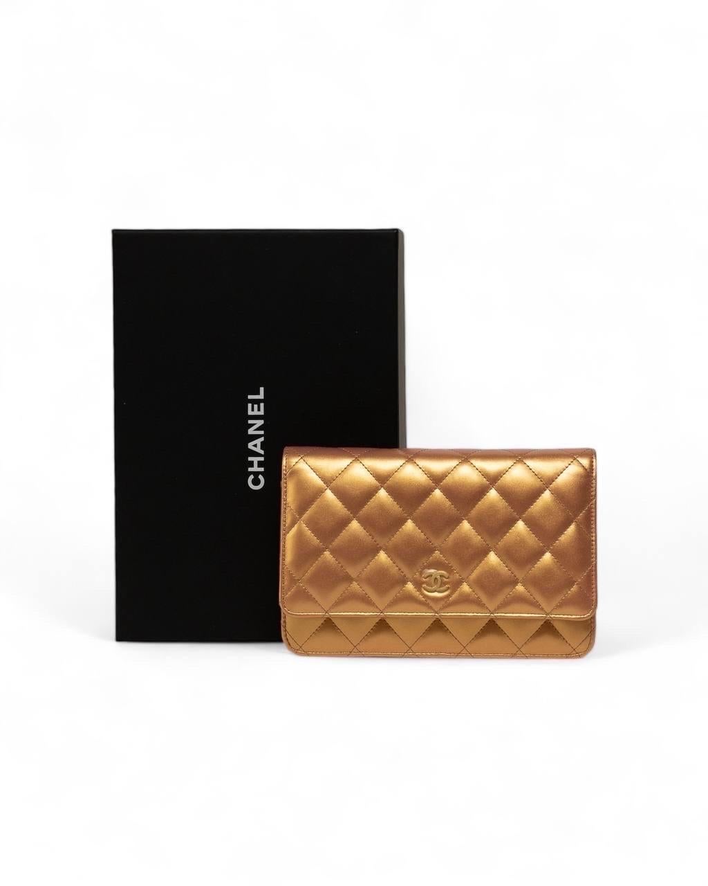 Borsa firmata Chanel, modello Wallet On Chain, realizzata in pelle liscia perlata arancione con hardware dorati. Doté d'une patte avec chiusura a bottone, internamente rivestita in tessuto e pelle tono su tono, con molteplici tasche, capiente per