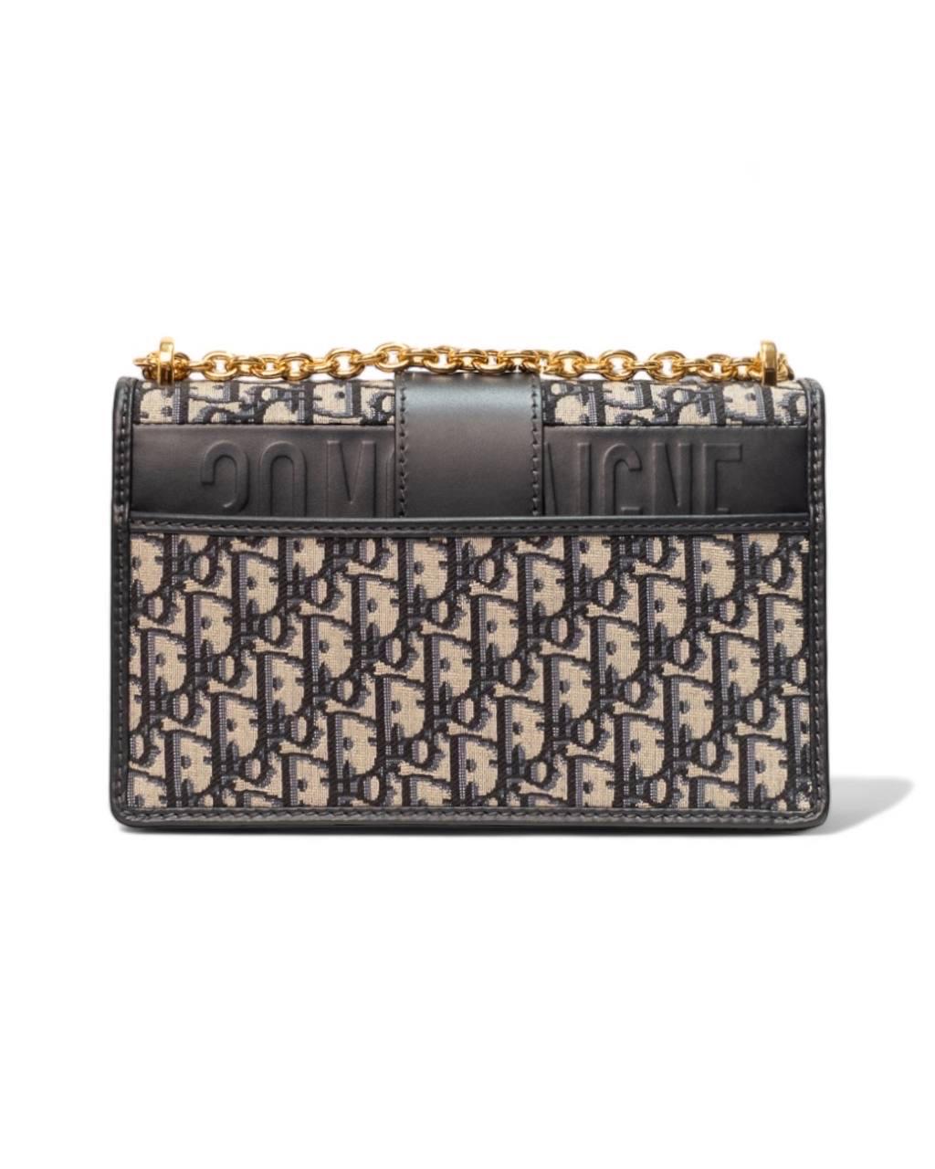 Borsa firmata Dior, linea 30 Montaigne, realizzata in Jacquard Blu e con il classico motivo Dior Oblique con rifiniture in pelle blu e hardware dorati. Dotata di una patta frontale con chiusura ad incastro, internamente rivestita in tessuto blu,