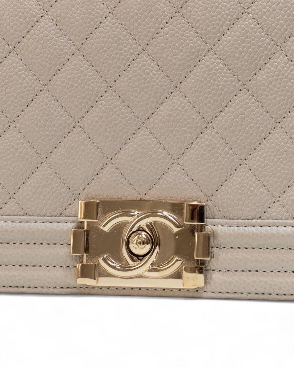 Borsa firmata Chanel, modello Boy, misura Medium, realizzata in pelle caviar con hardware dorati. Dotata di una patta frontale con chiusura a scatto e logo 