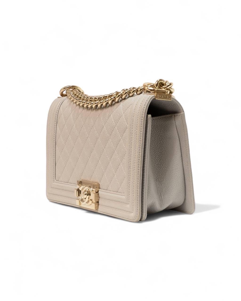 Beige Borsa A Spalla E A Tracolla Chanel Boy Medium Caviar Grigia in vendita