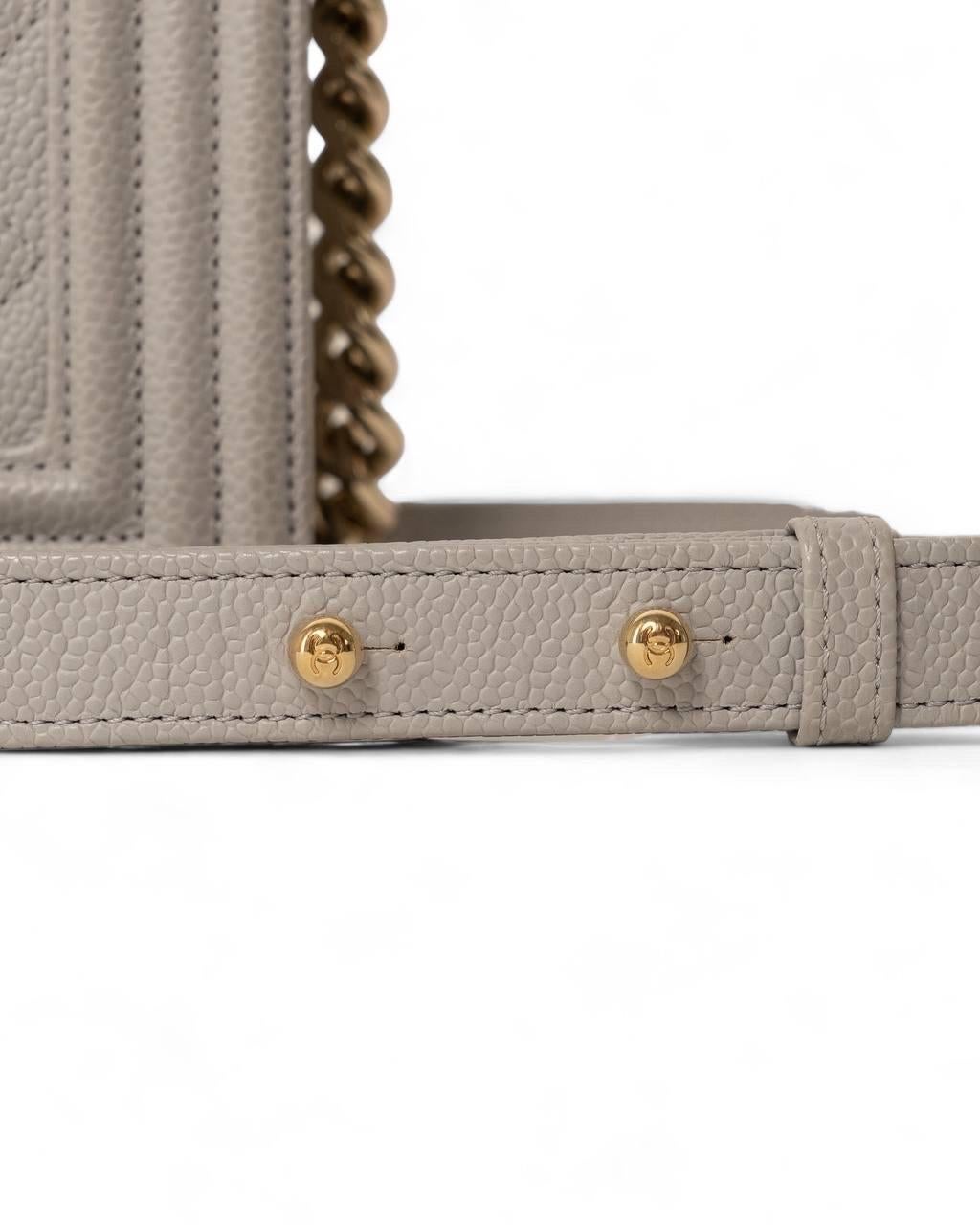 Borsa A Spalla E A Tracolla Chanel Boy Medium Caviar Grigia in vendita 3
