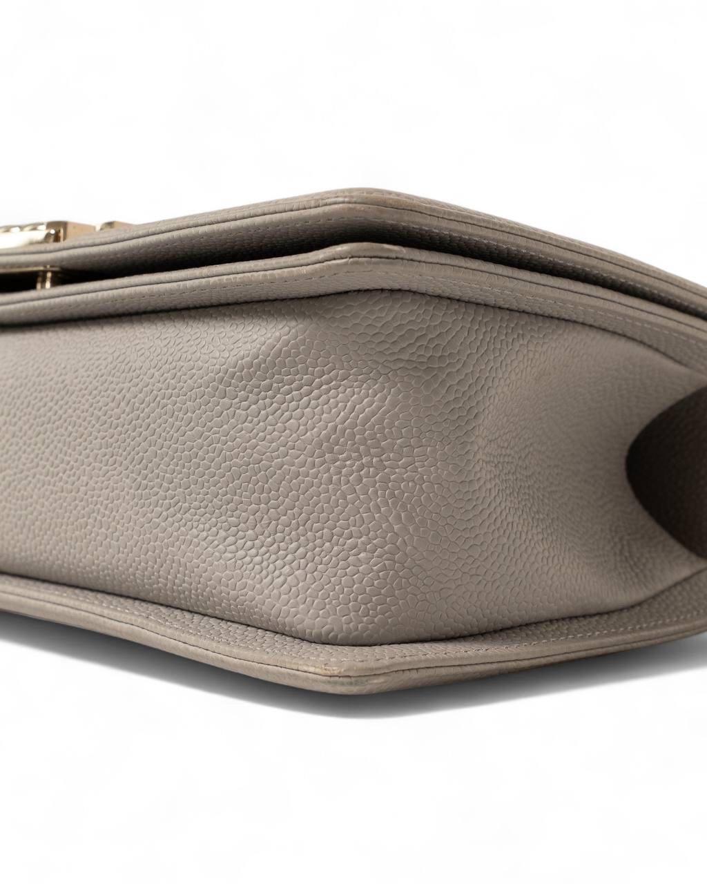 Borsa A Spalla E A Tracolla Chanel Boy Medium Caviar Grigia in vendita 4