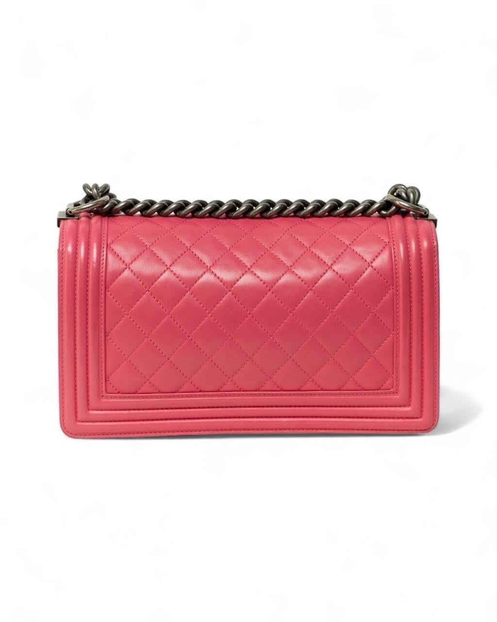 Borsa firmata Chanel, modello Boy, misura medium, realizzata in pelle liscia color fucsia con hardware argento. Dotata di una patta frontale con chiusura a scatto e logo CC, internamente rivestita in tela beige, abbastanza capiente. Munita di una
