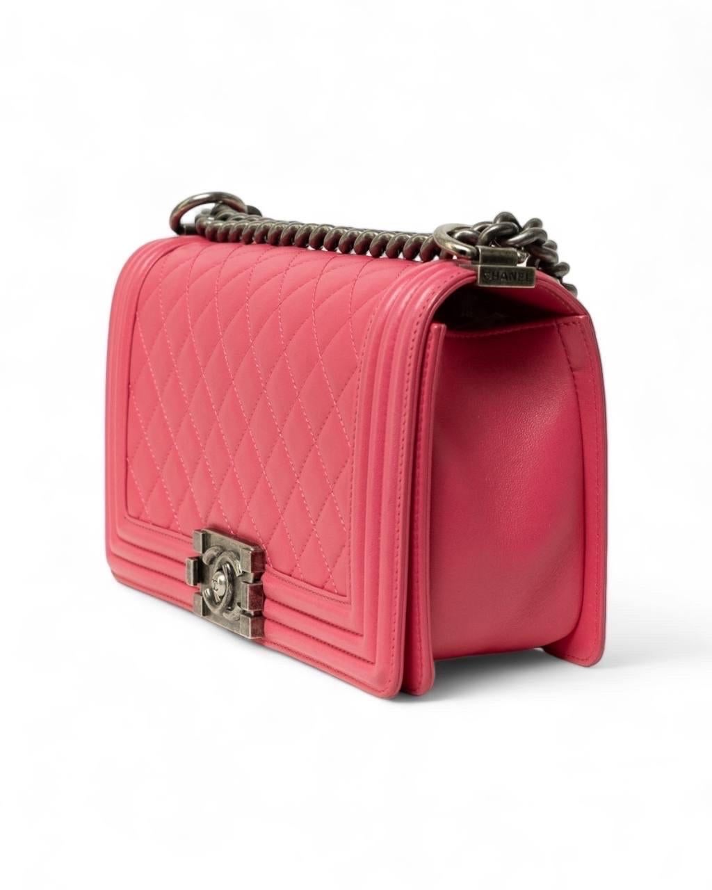 Borsa A Spalla E A Tracolla Chanel Boy Medium Trapuntata Fucsia For Sale 1