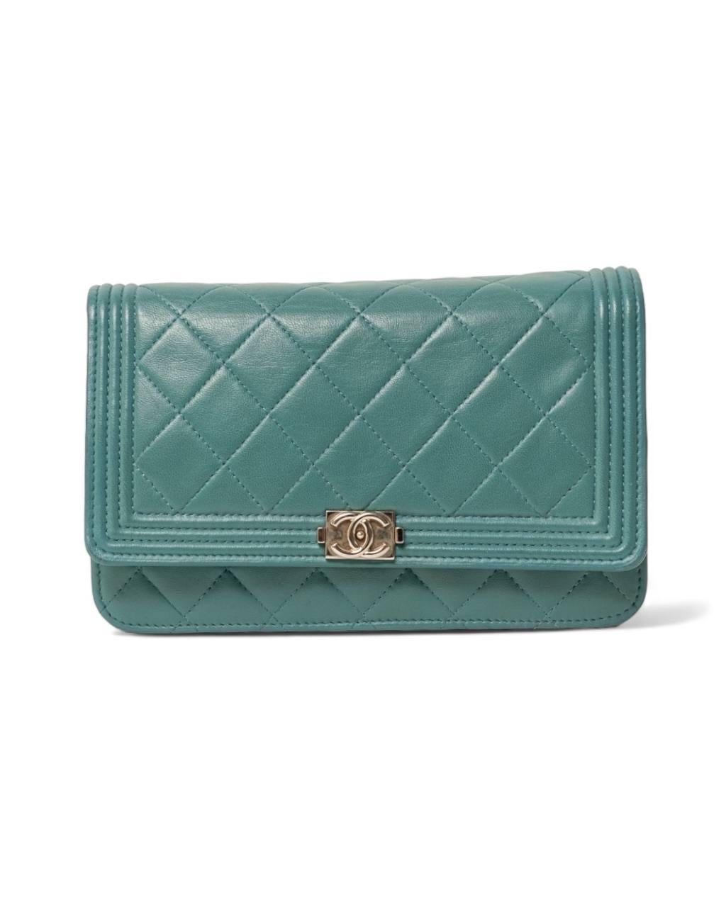 Borsa firmata Chanel, linea Boy, modello wallet on chain, realizzata in pelle liscia Tiffany, con hardware argento. Dotata di una patta con chiusura a bottone, internamente rivestita in pelle e tela tono su tono, con tasche portacarte e tasca sulla