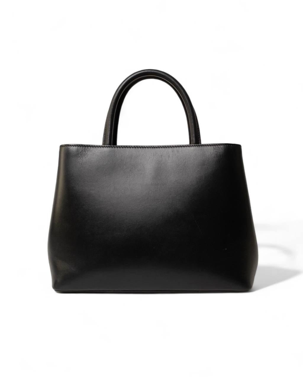 Borsa firmata Fendi, modello 2Jours Rainbow, misura PM, realizzat in pelle liscia nera con hardware argentati. Dotata di una chiusura interna con fascetta e bottone, internamente rivestit in pelle tono su tono, abbastanza capiente. Munita di doppio