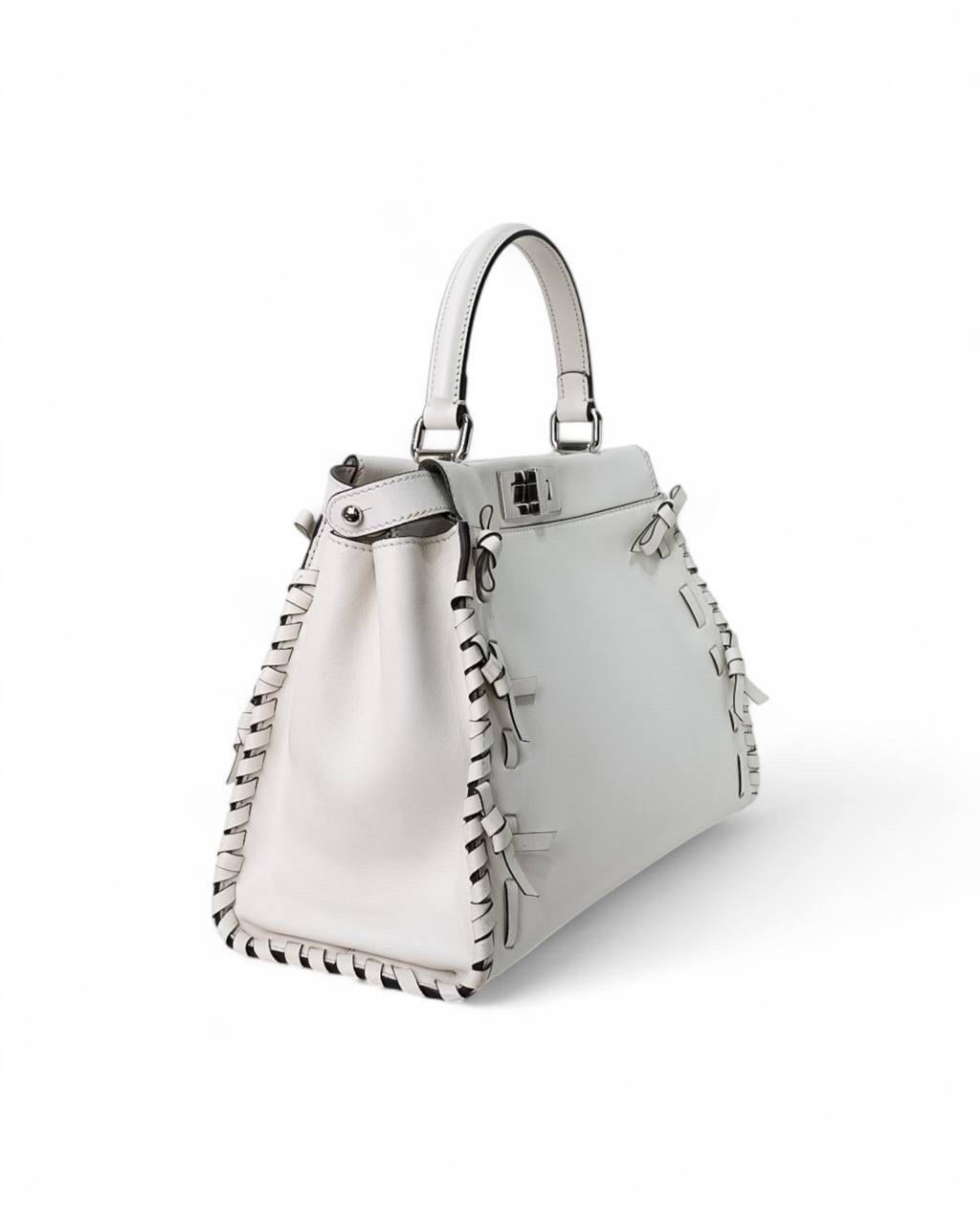 Gray Borsa a spalla Fendi Peekaboo Medium Fiocco Bianca For Sale