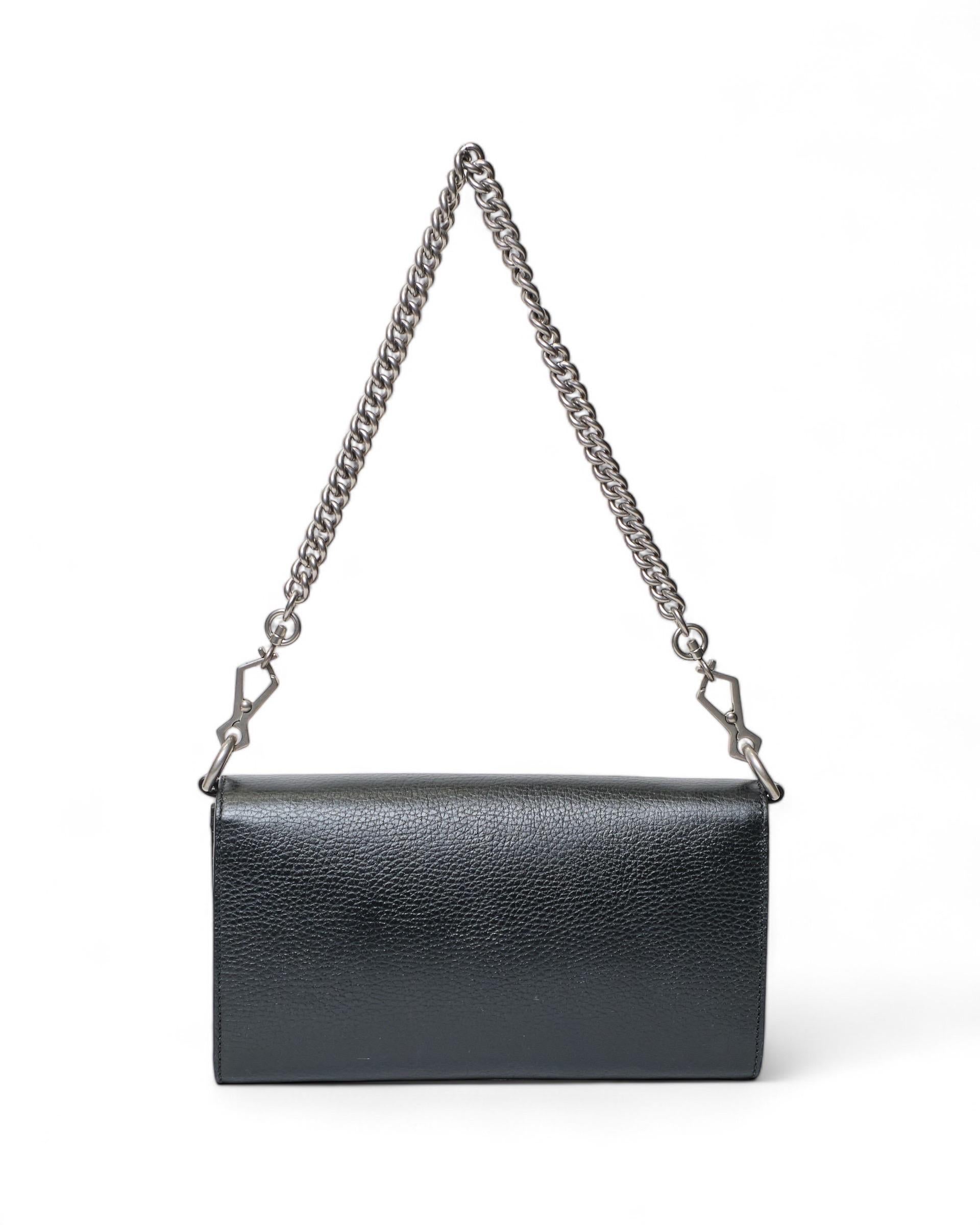 Borsa firmata Gucci, linea Dionysus Long, realizzata in pelle martellata nera con hardware argentati. Dotata di una patta frontale con chiusura a bottone, internamente rivestita in tela beige con comoda tasca, abbastanza capiente. Munita di un