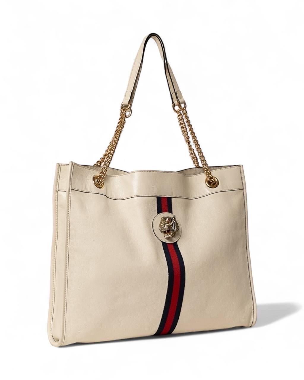 Borsa firmata Gucci, modello Rajah Tote, misura Large, realizzata in pelle beige con rifiniture in tessuto web e hardware dorati. Dotata di una chiusura interna a bottone calamitato, internamente rivestita in tessuto scamosciato beige con piccola