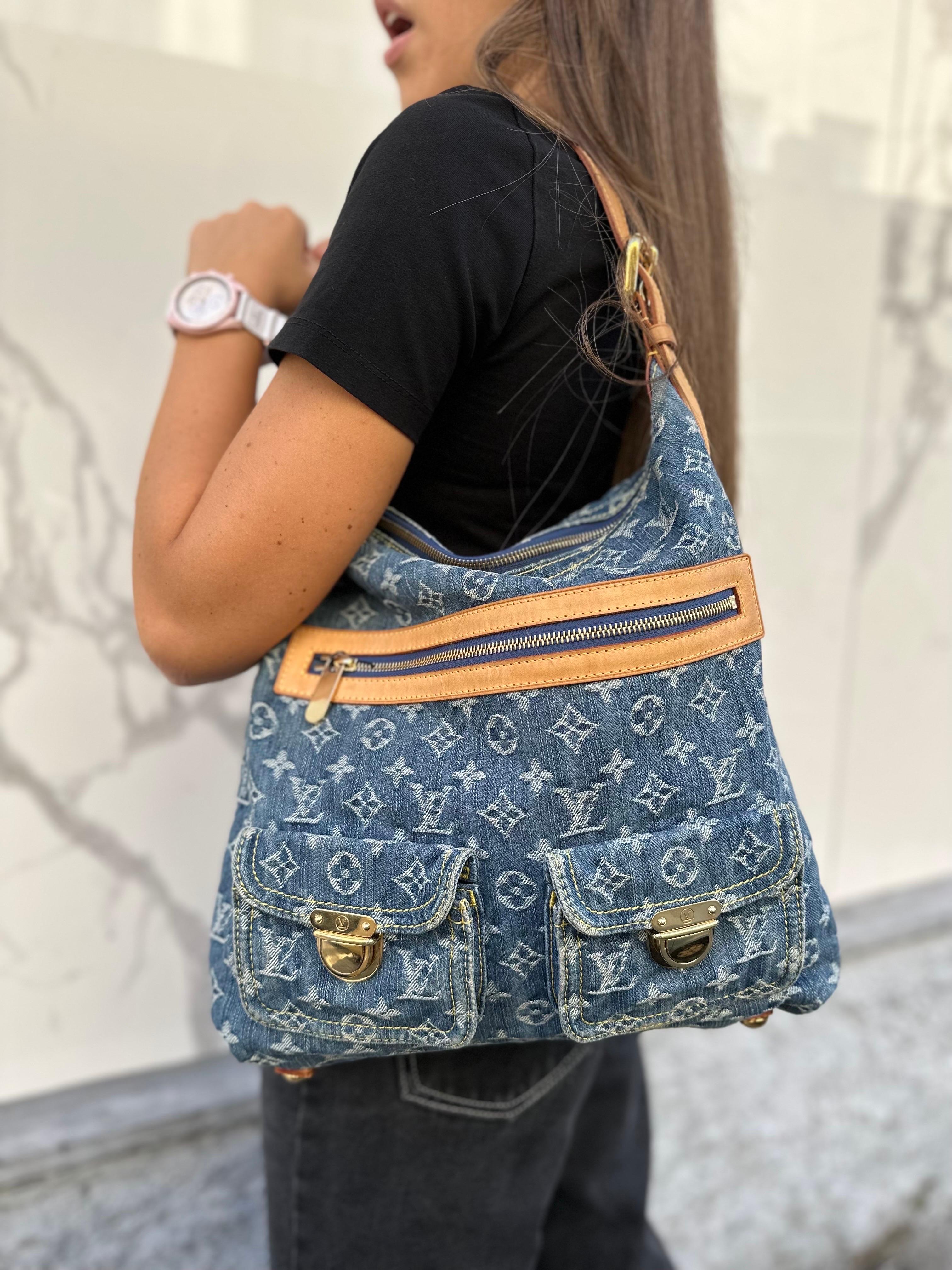 Borsa firmata Louis Vuitton, modello Baggy, misura GM, realizzata in tela denim blu con inserti in vacchetta e hardware dorati. Dotata di una chiusura superiore con zip, internamente rivestita in alcantara giallo ocra, abbastanza capiente. Munita di