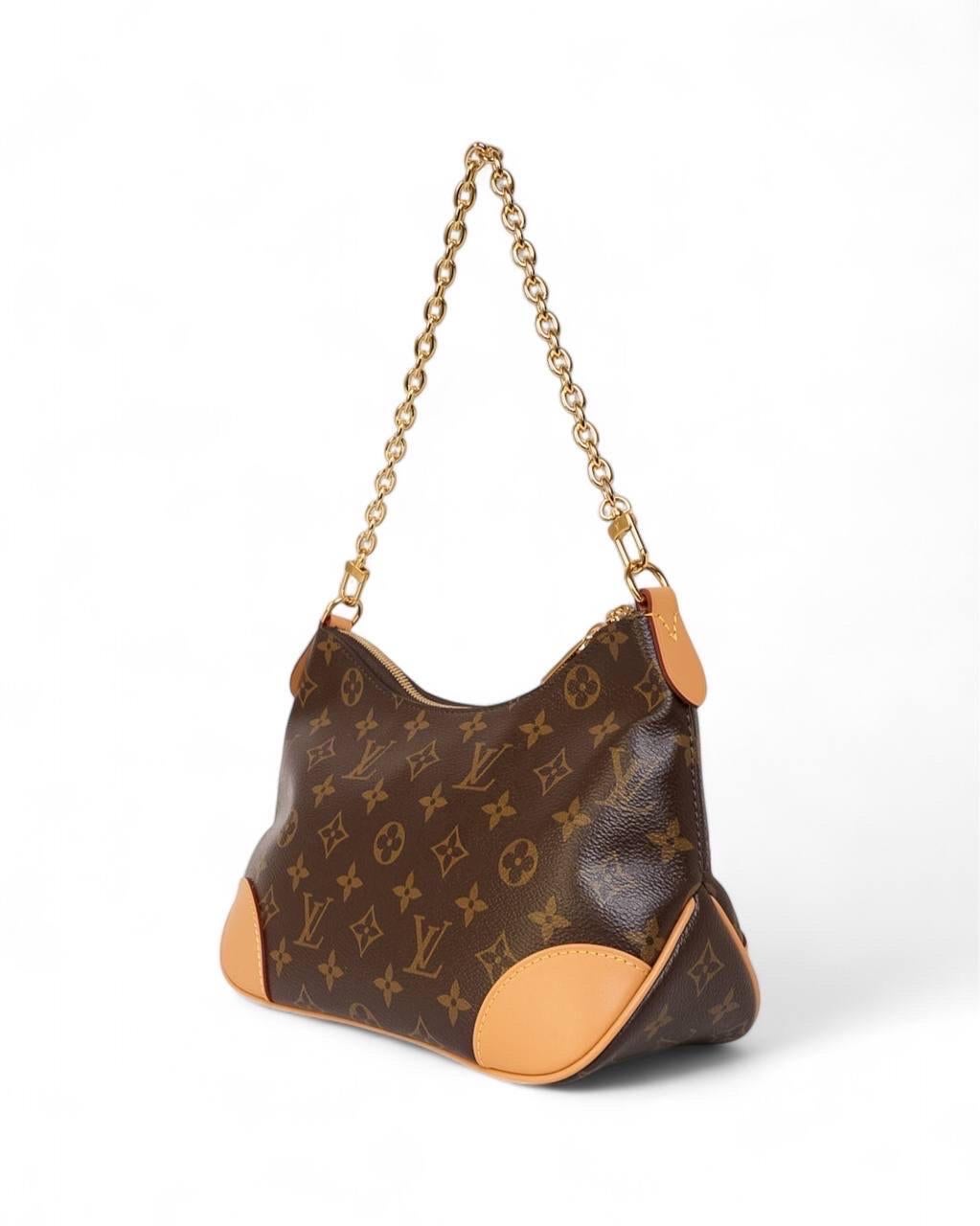 Borsa firmata Louis Vuitton, modello Boulogne, realizzata in tela con la classica fantasia monogram, rifinita con dettagli in vacchetta e hardware dorato. Dotata di una chiusura superiore a zip con doppio cursore, l’interno è rivestito in tela tono