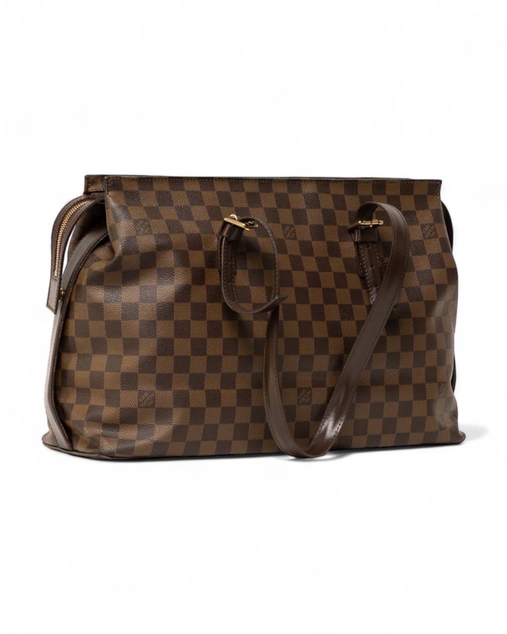 Borsa firmata Louis Vuitton, modello Chelsea, misura GM, realizzata in tela Damier Ebene con inserti in pelle marrone e hardware dorati. Dotata di una chiusura superiore a zip, internamente rivestita in tessuto rosso, abbastanza capiente. Munita di