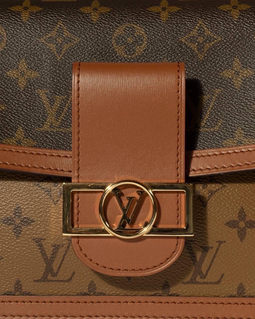 Borsa firmata Louis Vuitton, modello Dauphine, misura MM, realizzata in tela marrone nella fantasia monogram e monogram reverse con inserti in pelle e hardware dorati. Dotata di una patta con chiusura ad incastro, internamente rivestita in tessuto