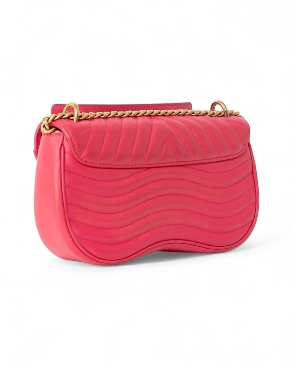 Borsa firmata Louis Vuitton, modello New Wave, misura MM, realizzata in pelle fuscis con hardware dorati. Dotata di una patta con chiusura ad incastro, internamente rivestita in tessuto scamosciato tono su tono, capiente per l’essenziale. Munita di