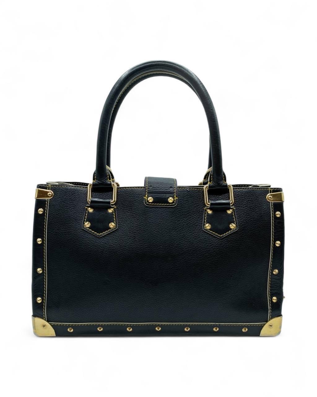 Borsa firmata Louis Vuitton, modello Le Fabuleaux, misura GM, realizzata in pelle nella colorazione nera con hardware dorati. Doté d'un fascia centrale con chiusura ad incastro, internamente rivestita in tela nera, abbastanza capiente. Munita di