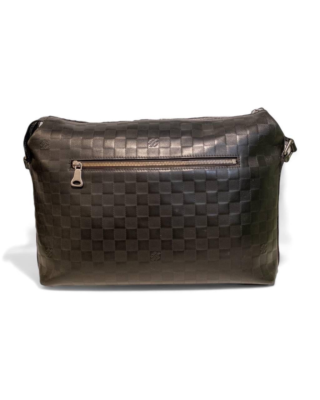 Tracolla firmata Louis Vuitton, modello Mick nella misura GM, realizzata in damier infini e hardware argento. Munita di tracolla in tessuto regolabile. Presenta una tasca sulla parte frontale e una chiusura con zip a singolo cursore sulla parte