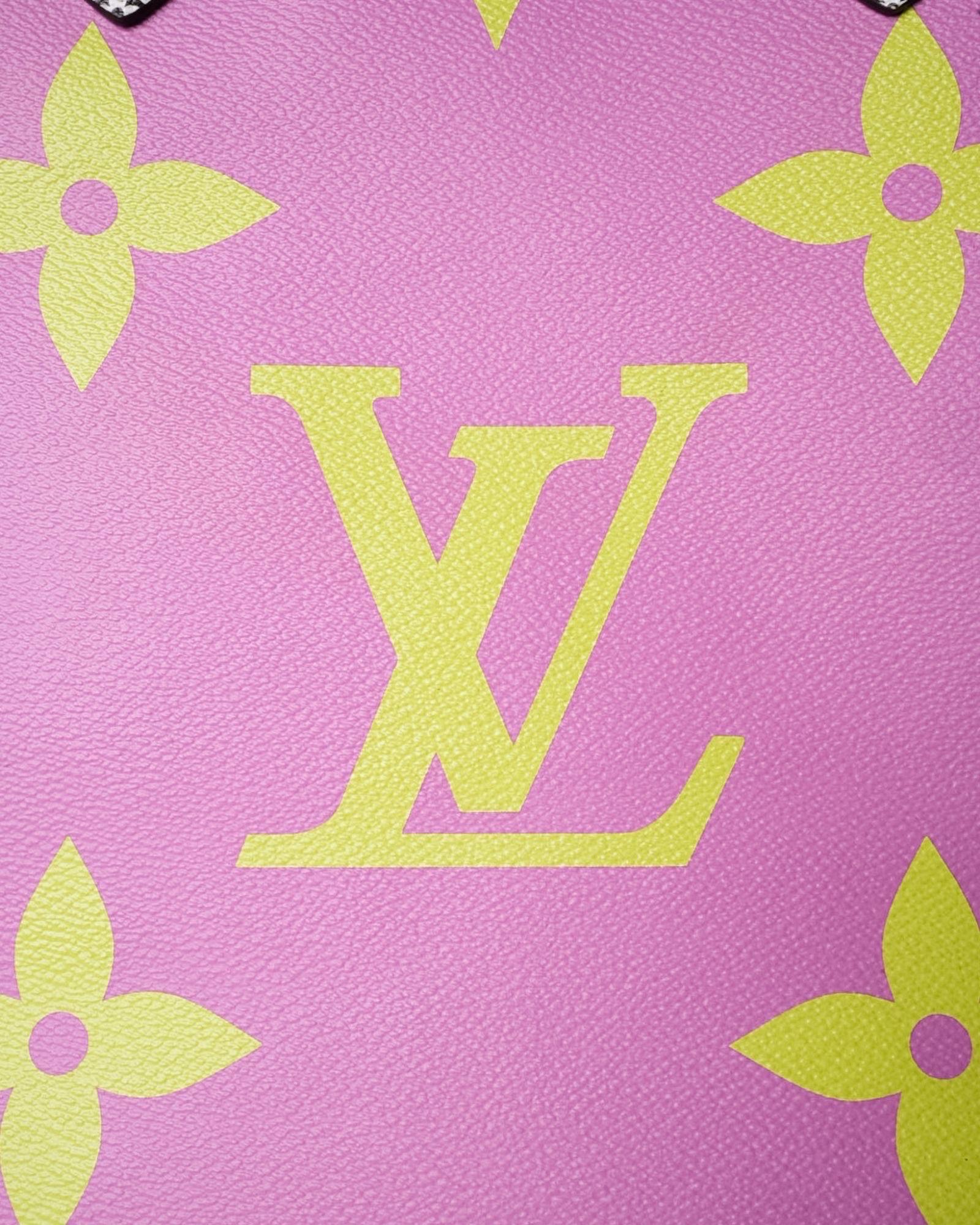 Borsa firmata Louis Vuitton, modello OnTheGo nella misura GM, edizione limitata, realizzata in morbida pelle multicolor con la raffinata fantasia monogram Giant e hardware dorati. Dotata di una chiusura superiore con gancio, l’interno è rivestito in