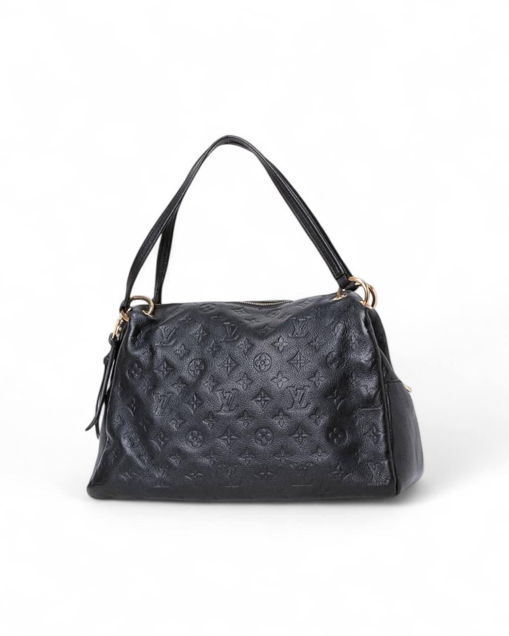 Getragene Louis Vuitton Tasche, Modell Ponthieu, Größe MM, gefertigt in Pelle Empreinte mit klassischem Monogram und verzierten Beschlägen. Ausgestattet mit einem oberen Reißverschluss mit zwei Verschlüssen, intern in Ton in Ton mit bequemen