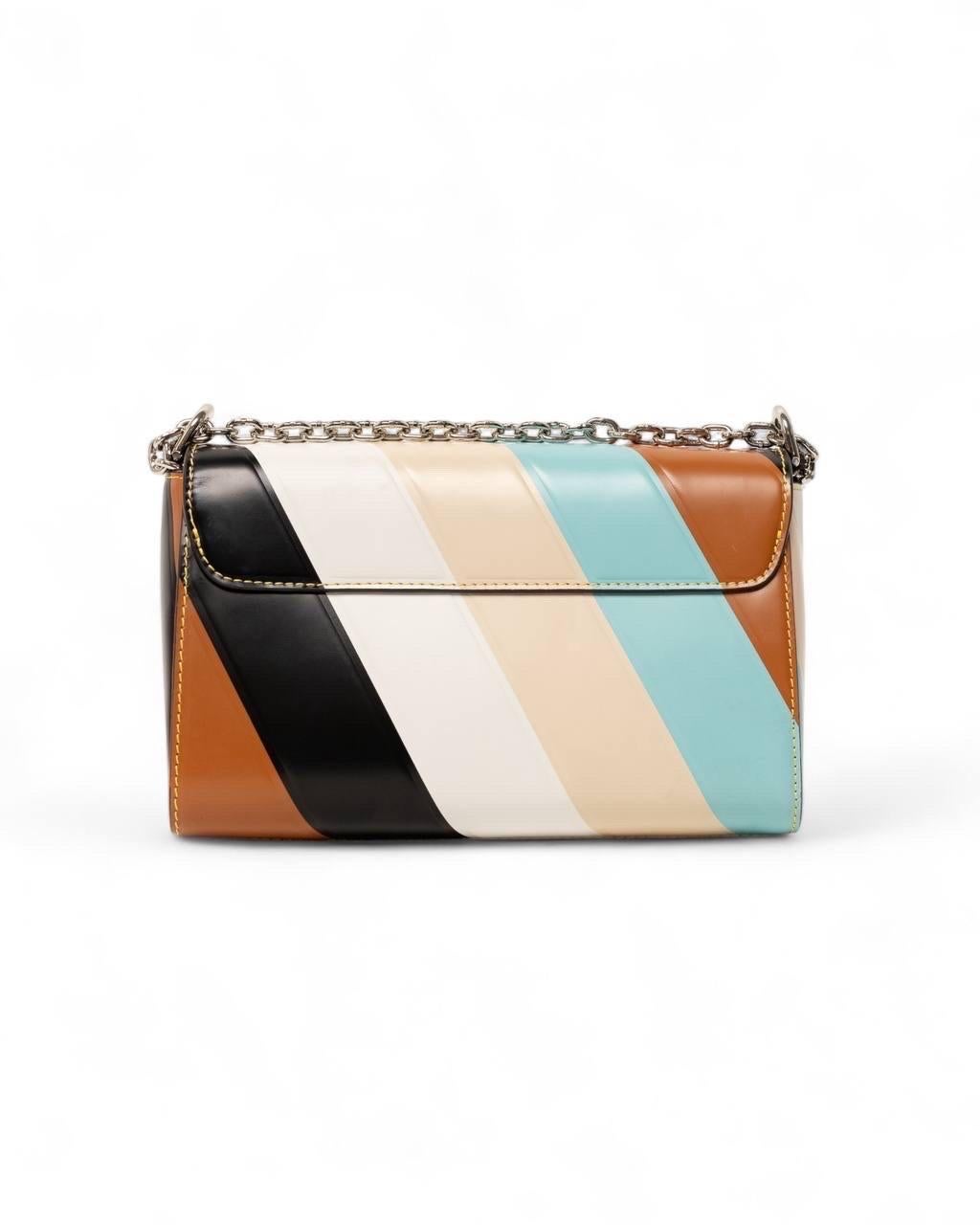 Borsa firmata Louis Vuitton, modello Twist Stripes, misura MM, realizzata in pelle liscia con hatdware argbentati. Dotata di una patta con chiusura a girello logo LV, internamente rivestita in pelle liscia beige, capiente per l’essenziale. Munita di