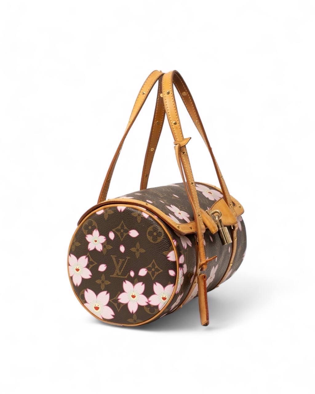 Borsa firmata Louis Vuitton, modello Papillon in edizione limitata in collaborazione con Takashi Murakami, realizzato in tela Monogram con inserti in vacchetta e hardware dorati. Dotato  di una chiusura a patta con bottoni calamitati, internamente