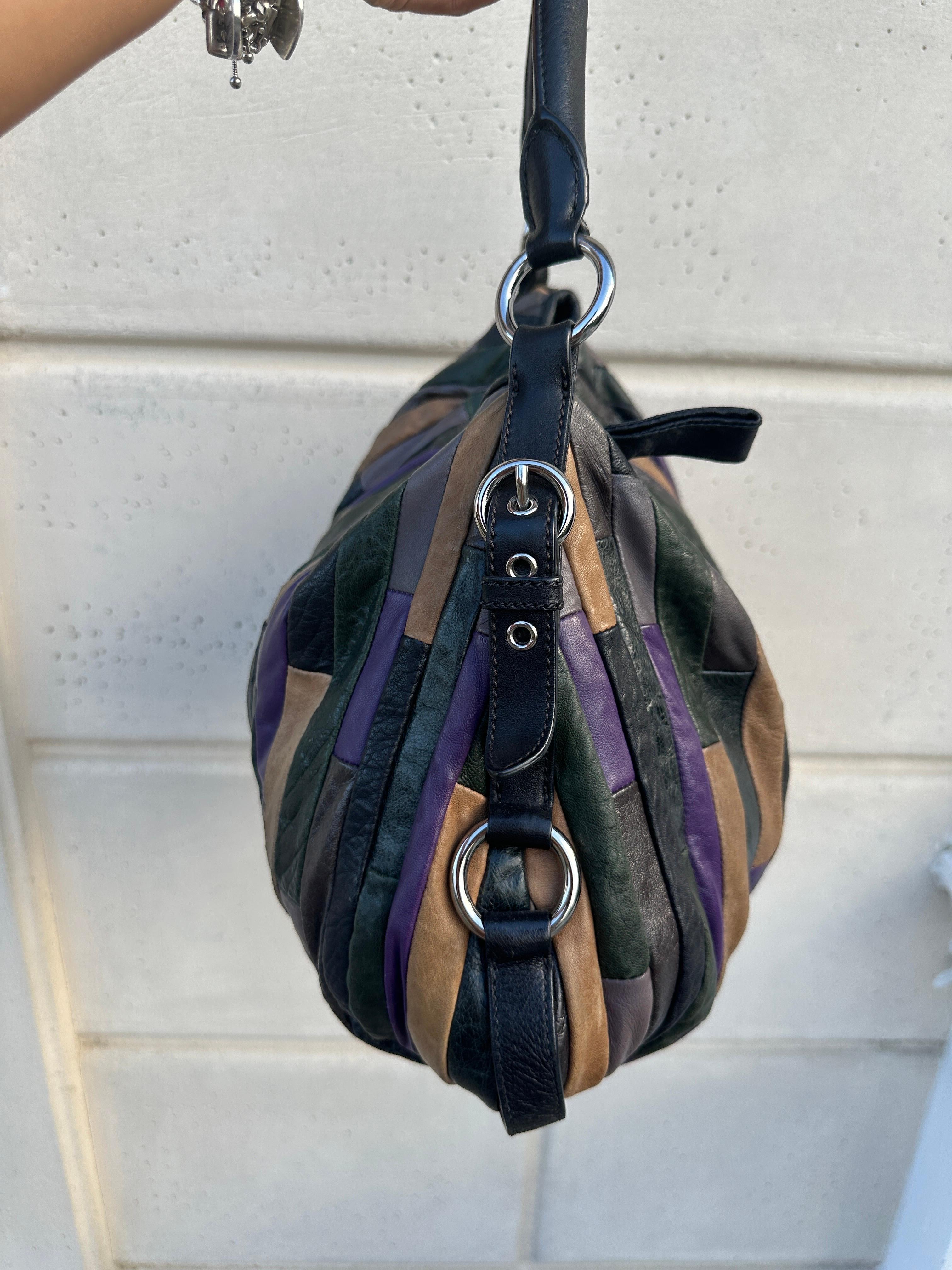 Borsa Miu Miu in pelle a strisce multicolor, modello da portare a spalla o sotto braccio.
Buone condizioni generali, interno pulito, solo le parti scamosciate sono da ripulire.
Muße 50x24