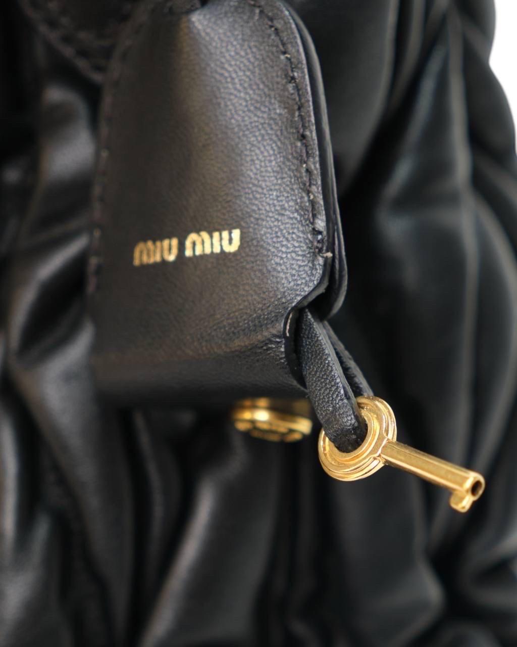 Borsa a spalla Miu Miu Shopper Small Groffata Nera 5